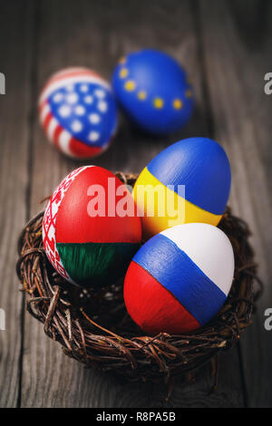 Ostern Eier in den Farben der Fahnen der verschiedenen Staaten der Welt in das Nest lackiert Stockfoto