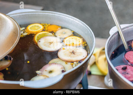 Glühwein im Bügeleisen Topf im city street fair vorbereitet. Traditionelle Weihnachten und neues Jahr Alkohol trinken - Glühwein. Mit Getränken in der Stadt Stall im Winter Stockfoto