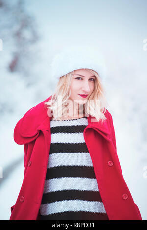 Junge Frau im Schnee portrait Stockfoto