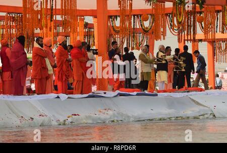 Allahabad, Indien. 16 Dez, 2018. Ministerpräsident Narendra Modi zusammen mit Gouverneur Ram Naik, Uttar Pradesh Chief Minister Aditya Nath Yogis und BJP Präsident Mahendra Nath Pandey bieten Gebet während ihres Besuchs in Kumbh Region in Allahabad Credit: Prabhat Kumar Verma/Pacific Press/Alamy leben Nachrichten Stockfoto