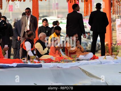 Allahabad, Indien. 16 Dez, 2018. Ministerpräsident Narendra Modi zusammen mit Gouverneur Ram Naik, Uttar Pradesh Chief Minister Aditya Nath Yogis und BJP Präsident Mahendra Nath Pandey bieten Gebet während ihres Besuchs in Kumbh Region in Allahabad Credit: Prabhat Kumar Verma/Pacific Press/Alamy leben Nachrichten Stockfoto