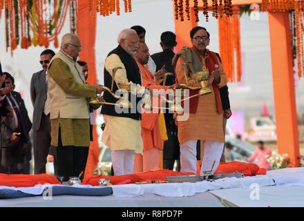 Allahabad, Indien. 16 Dez, 2018. Ministerpräsident Narendra Modi zusammen mit Gouverneur Ram Naik, Uttar Pradesh Chief Minister Aditya Nath Yogis und BJP Präsident Mahendra Nath Pandey bieten Gebet während ihres Besuchs in Kumbh Region in Allahabad. Credit: Prabhat Kumar Verma/Pacific Press/Alamy leben Nachrichten Stockfoto