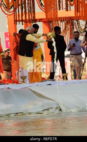 Allahabad, Indien. 16 Dez, 2018. Ministerpräsident Narendra Modi zusammen mit Gouverneur Ram Naik, Uttar Pradesh Chief Minister Aditya Nath Yogis und BJP Präsident Mahendra Nath Pandey bieten Gebet während ihres Besuchs in Kumbh Region in Allahabad. Credit: Prabhat Kumar Verma/Pacific Press/Alamy leben Nachrichten Stockfoto