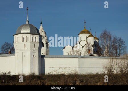 Pokrowski Fürsprache Kloster (Kloster) mit der Fürsprache Kathedrale (1518) in Wladimir, Russland. Stockfoto