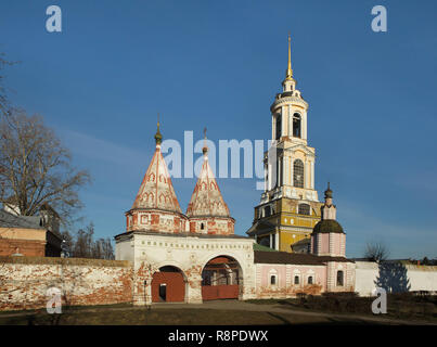 Heilige Tor des Klosters der Abscheidung von der Robe (Rizpolozhensky Kloster) in Wladimir, Russland. Der heilige Tor wurde im Jahr 1688 von lokalen Architekten Ivan Mamin, Andrei Shmakov und Ivan Gryaznov der Jüngeren gebaut. Die Ehrwürdige (Prepodobenskaya) Kirchturm (1814-1819) abgebildet ist im Hintergrund. Stockfoto