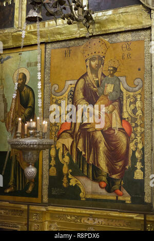 Ikonostase der Kathedrale der Geburt der Gottesgebärerin (rozhdestvensky Cathedral) vom Ende des 17. Jahrhunderts in Wladimir, Russland datiert. Stockfoto