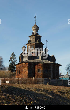 Verklärung Kirche (1756) aus dem Dorf Kozlyatievo in Kolchugino Bezirk von Vladimir Region (L), die nun im Museum für Holzarchitektur und bäuerlichen Lebens in Wladimir, Russland. Stockfoto