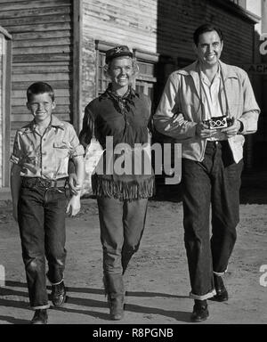 Doris Day, Terry Melcher (Sohn), Marty Melcher (Ehemann) am Set von "Calamity Jane" (1953) Datei Referenz # 33635 638 THA Stockfoto