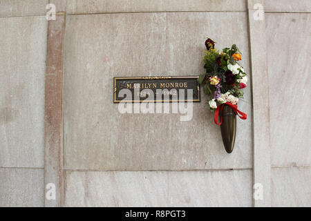 10/28/09 'Marilyn Monroe Grab stein '@West Village Memorial Park, Los Angeles Foto von Izumi Hasegawa/HNW/PictureLux nach Sterben an einer Überdosis Drogen in einem offensichtlichen Selbstmord am 5. August 1962, Marilyn Monroe und drei Tage später beigesetzt wurde bei Westwood Village Memorial Cemetery in Los Angeles, CA. Die Beerdigung wurden von Joe DiMaggio behandelt. Marilyn Monroe irdischen Überreste sind in der Krypta der Nummer 24 im Korridor von Erinnerungen beigesetzt, einem Komplex von Oberirdischen Krypten auf der Westseite des Friedhofs. Datei Referenz # 33636 786 HNW Stockfoto