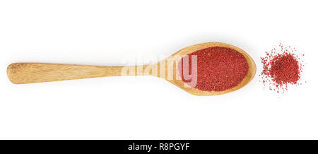 Boden sumac Spice Pulver in hölzernen Löffel auf weißem Hintergrund. Ansicht von oben. Flach Stockfoto