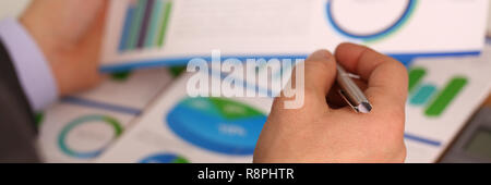 Männliche Hand in Anzug halten siver Pen im Büro Stockfoto