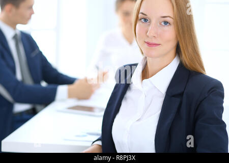 Gruppe von Geschäftsleuten und Juristen diskutieren Bedingungen der Transaktion im Amt. Fokus auf junge geschäftsfrau. Konferenz und Teamarbeit Konzept Stockfoto