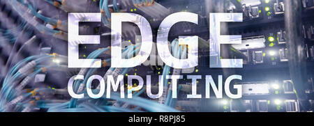 EDGE Computing, Internet und moderne Technologie Konzept auf modernen Serverraum Hintergrund. Stockfoto