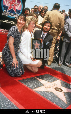 HOLLYWOOD, CA - 28. April: Shannon Lee, Mutter Linda Lee Caldwell und Robert Lee nehmen an der Hollywood Walk of Fame Zeremonie für Bruce Lee am 28. April 1993 an6933 Hollywood Boulevard in Hollywood, Kalifornien. Foto von Barry King/Alamy Stock Foto Stockfoto