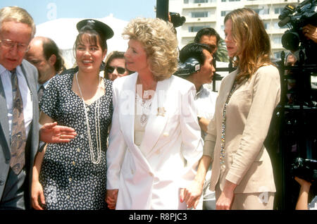 HOLLYWOOD, CA - 28. April: Shannon Lee, Mutter Linda Lee Caldwell und Eliza Hutton nehmen an der Hollywood Walk of Fame Zeremonie für Bruce Lee am 28. April 1993 an6933 Hollywood Boulevard in Hollywood, Kalifornien. Foto von Barry King/Alamy Stock Foto Stockfoto