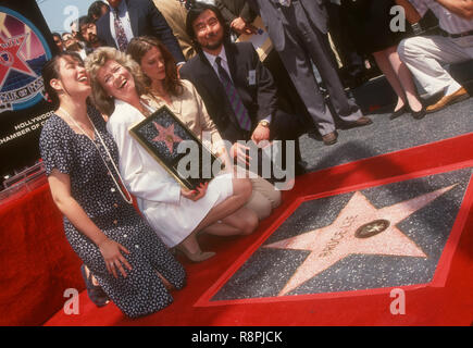 HOLLYWOOD, CA - 28. April: Shannon Lee, Mutter Linda Lee Caldwell, Eliza Hutton und Robert Lee nehmen an der Hollywood Walk of Fame Zeremonie für Bruce Lee am 28. April 1993 an6933 Hollywood Boulevard in Hollywood, Kalifornien. Foto von Barry King/Alamy Stock Foto Stockfoto