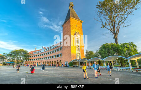 Antike Architektur der Pädagogischen Hochschule am Tag in Da Lat, Vietnam, ein berühmter Ort für Reisen Touristen zu bewundern und fotografieren zu gewinnen Stockfoto