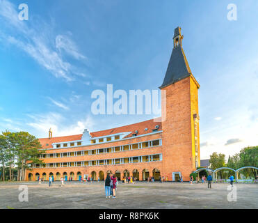 Antike Architektur der Pädagogischen Hochschule am Tag in Da Lat, Vietnam, ein berühmter Ort für Reisen Touristen zu bewundern und fotografieren zu gewinnen Stockfoto