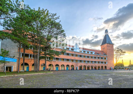 Antike Architektur der Pädagogischen Hochschule am Tag in Da Lat, Vietnam, ein berühmter Ort für Reisen Touristen zu bewundern und fotografieren zu gewinnen Stockfoto