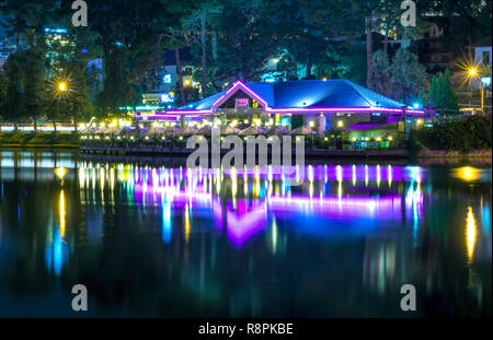 Das Nachtleben in Cafés an der Küste See ist die Stadt Touristen und Ausländische zum Resort am Wochenende anziehen Stockfoto