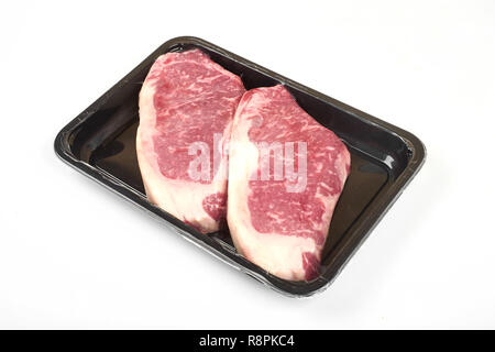 Rohen Steak in einem luftdichten Vakuum Paket auf einem weißen Hintergrund. Stockfoto