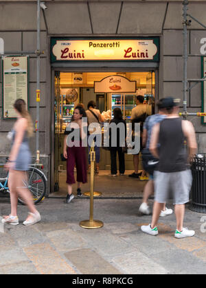 Vertikale Sicht auf ein Geschäft mit Panzerotti in Mailand, Italien. Stockfoto