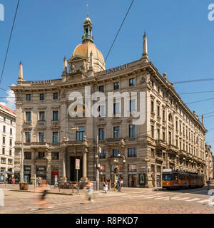 Platz streetview des Palazzo delle Assicurazioni Generali in Mailand, Italien. Stockfoto