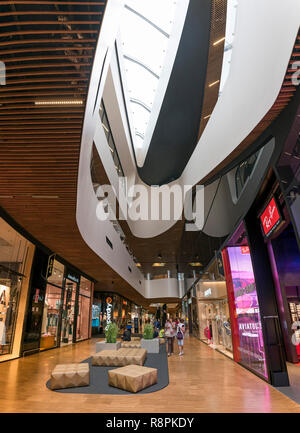 Vertikale Ansicht im CityLife shopping Center in Mailand, Italien. Stockfoto