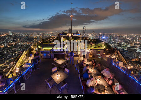 Mit Blick auf die Skyline von Bangkok vom Mond Bar, Bangkok, Thailand Stockfoto