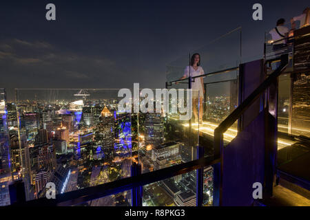 Mit Blick auf die Skyline von Bangkok vom Mond Bar, Bangkok, Thailand Stockfoto