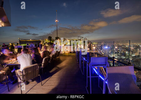 Mit Blick auf die Skyline von Bangkok vom Mond Bar, Bangkok, Thailand Stockfoto