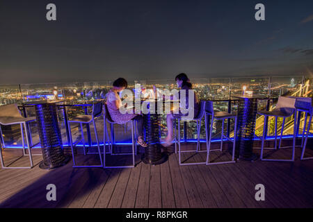 Mit Blick auf die Skyline von Bangkok vom Mond Bar, Bangkok, Thailand Stockfoto