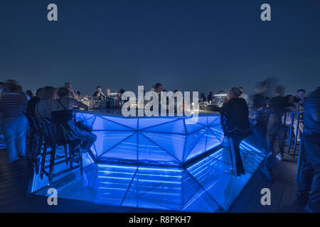 Mit Blick auf die Skyline von Bangkok vom Mond Bar, Bangkok, Thailand Stockfoto