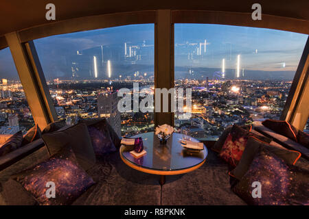 Mit Blick auf die Skyline von Bangkok aus Vertigo zu Bar, Bangkok, Thailand Stockfoto