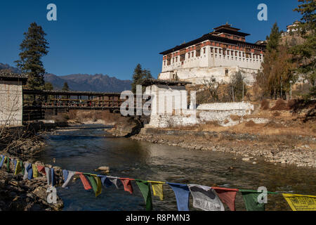 Paro Chu Fluss und Paro Dzong, Paro, Bhutan Stockfoto