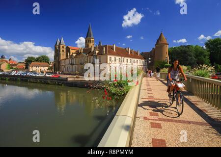 Frankreich, Saone-et-Loire, Paray-le-Monial, Basilica de Sacre Coeur und der klostergebäude gesehen der Banken der Bourbince Stockfoto