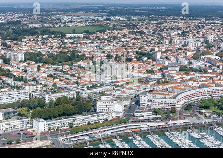 Frankreich, Charente Maritime, Royan, Notre Dame de Royan Kirche und die Stadt (Luftbild) Stockfoto