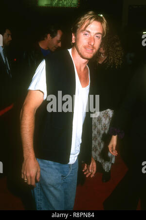 HOLLYWOOD, CA - 28. April: Schauspieler Tim Roth besucht Universal Pictures' 'Dragon: Die Bruce Lee Story' Hollywood Premiere am 28. April 1993 im Mann's Chinese Theatre in Hollywood, Kalifornien. Foto von Barry King/Alamy Stock Foto Stockfoto