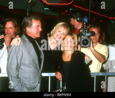 HOLLYWOOD, CA - 28. April: Schauspieler Robert Wagner, Töchter Katie Wagner und Schauspielerin Courtney Wagner besuchen Universal Pictures' 'Dragon: Die Bruce Lee Story' Hollywood Premiere am 28. April 1993 im Mann's Chinese Theatre in Hollywood, Kalifornien. Foto von Barry King/Alamy Stock Foto Stockfoto