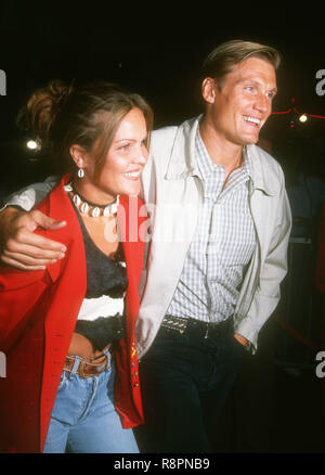 HOLLYWOOD, CA - 28. April: Schauspieler Dolph Lundgren besucht Universal Pictures' 'Dragon: Die Bruce Lee Story' Hollywood Premiere am 28. April 1993 im Mann's Chinese Theatre in Hollywood, Kalifornien. Foto von Barry King/Alamy Stock Foto Stockfoto