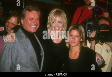 HOLLYWOOD, CA - 28. April: Schauspieler Robert Wagner, Töchter Katie Wagner und Schauspielerin Courtney Wagner besuchen Universal Pictures' 'Dragon: Die Bruce Lee Story' Hollywood Premiere am 28. April 1993 im Mann's Chinese Theatre in Hollywood, Kalifornien. Foto von Barry King/Alamy Stock Foto Stockfoto