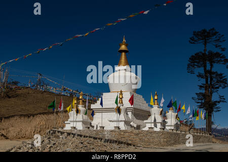 Stupa an der Oberseite des Pele La Pass, Bhutan Stockfoto