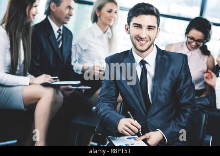 Portrait einer jungen erfolgreichen Manager - Direktor close-up auf Hintergrund arbeiten Business Team Stockfoto
