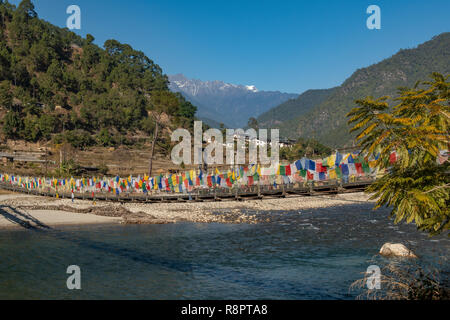 Brücke über Mo Chu Fluss und Punakha Tal, Punakha, Bhutan Stockfoto