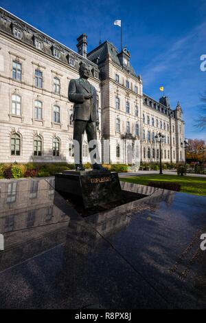 Kanada, Quebec, Quebec City, Hotel du Parlement, Quebec provinziellen Gesetzgebung, und die Statue von Maurice Duplessis, ehemaliger Landeshauptmann Stockfoto