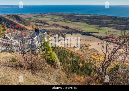 Kanada, Quebec, Gaspe Halbinsel, Carleton-sur-Mer, erhöhte Blick vom Mont St. Joseph, Aussichtspunkt, Herbst Stockfoto