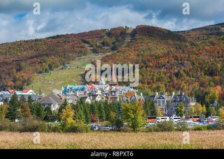 Kanada, Quebec, die Laurentides, Mont Tremblant Mont-Tremblant Ski Village, Herbst Stockfoto