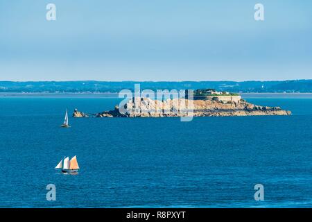 Frankreich, Ille-et-Vilaine, Costa Smeralda, Cancale, maritime fort von Rimains Insel von der Pointe du Grouin Stockfoto