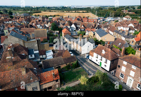 Weitwinkel, Luftaufnahme mit Blick auf die historische Stadt Sandwich, Kent, UK von der Spitze des Turms von St. Peters Kirche genommen Stockfoto