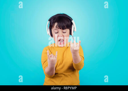 Junge mit Kopfhörer Übersicht rock Seufzer auf blauem Hintergrund Stockfoto
